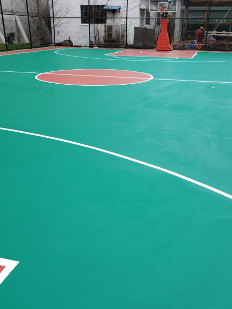 市中 球场长期使用易出现地面开裂